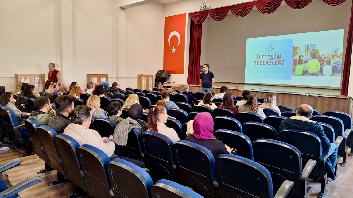 Merkez İlçeye Bağlı Rehber Öğretmeni Olmayan Okullara İletişim Becerileri Semineri Verildi.